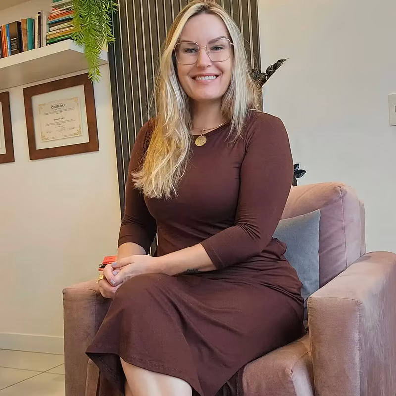 Psicóloga Cléia Wonsoski no consultório, no Água Verde, em Curitiba